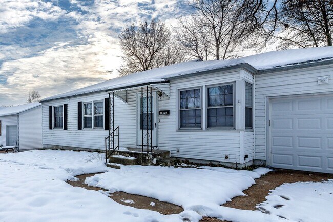 Building Photo - Charming 3-Bedroom Home with Garage, Basement & Fenced Backyard