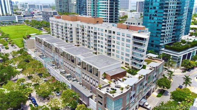 Building Photo - 3256 NE 1st Ave