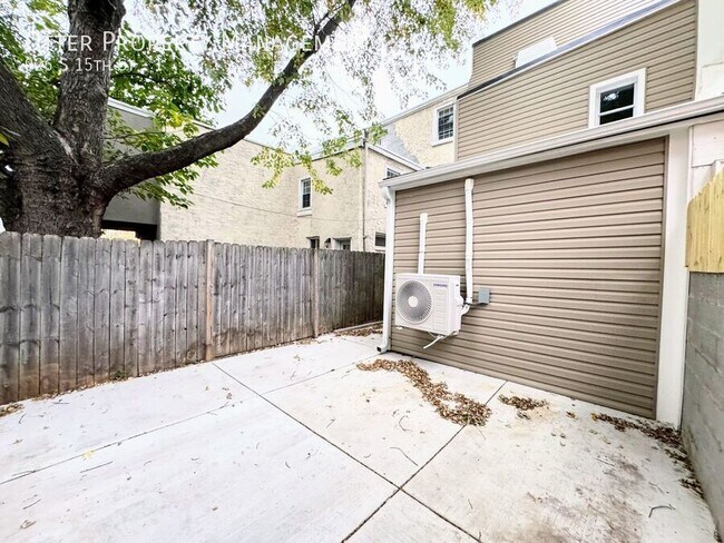 Building Photo - 926 S 15th St