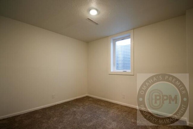 Building Photo - Spacious 4-bedroom, 3-bath home in Omaha