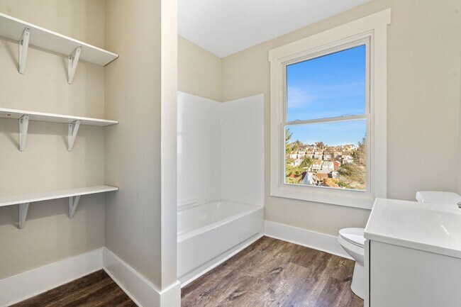 Building Photo - Completely Renovated 3 Bed/1 Bath Home - C...