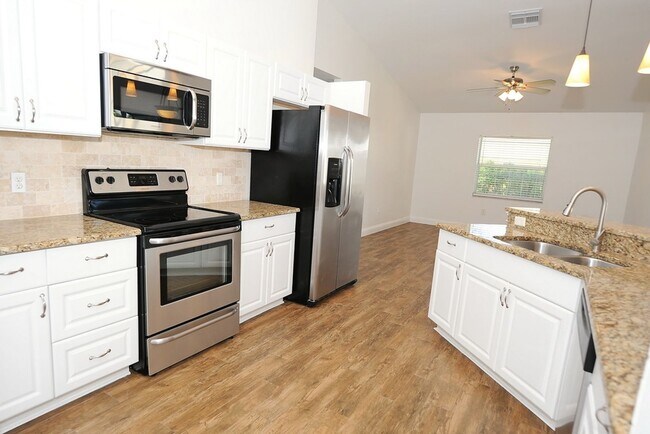 Building Photo - ANNUAL RENTAL: 3 Bedroom Single Family Home in North Naples