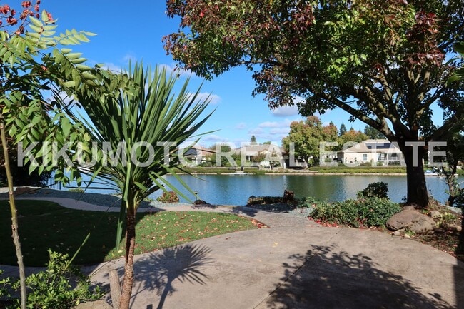 Building Photo - Lakefront 4 bedroom, 3 bath, 3 car  in the Lakeside Community