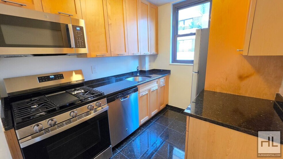 Building Photo - Sunlit 11th-Floor Corner 1-Bed with Skyline Views in Turtle Bay