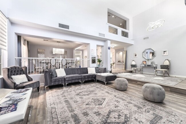 Building Photo - Luxury Living in Guard-Gated Royal Highlands!