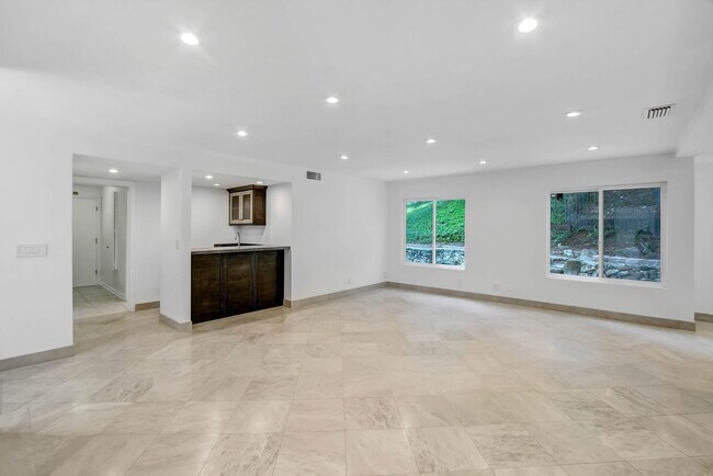 Building Photo - Rent this Beautiful 5 BEDROOM HOME NOW!