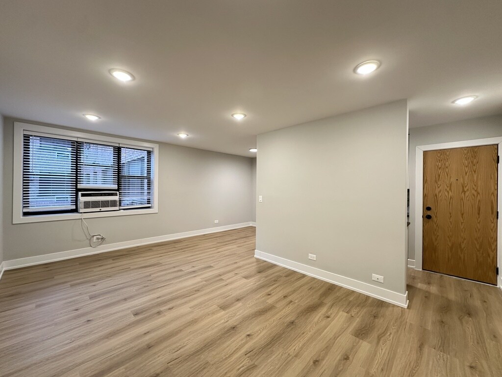 Building Photo - 531 W Aldine Ave