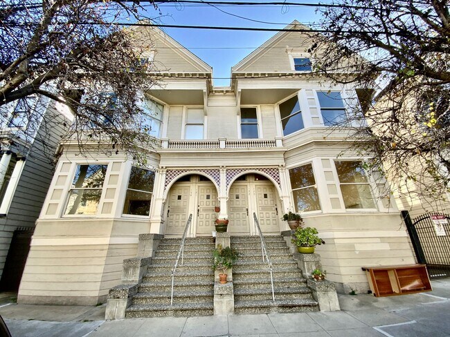Building Photo - Full Floor Flat. PARKING! IN-UNIT LAUNDRY!...
