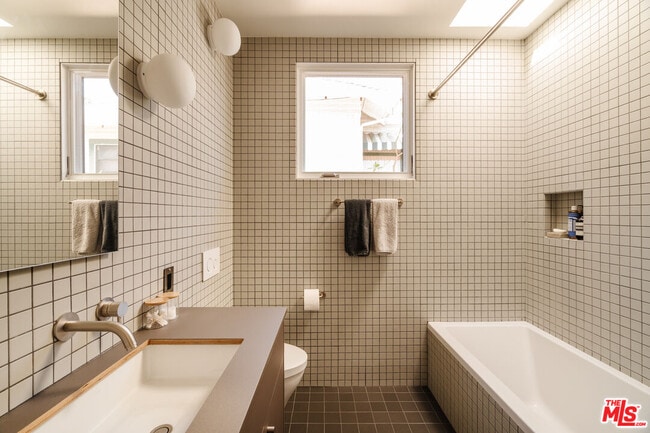 Building Photo - 1097 W Kensington Rd