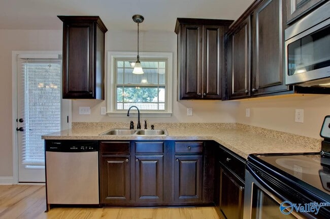 Building Photo - 5010 Montauk Trail SE