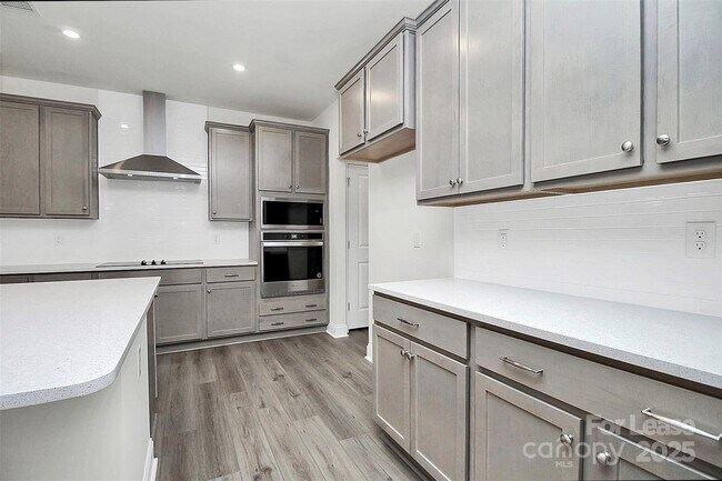 Building Photo - 6029 Mariemont Cir