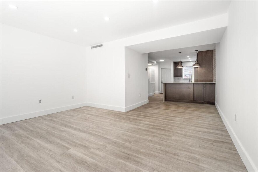 Building Photo - 809 W Oakland Park Blvd