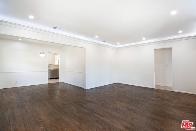 Building Photo - 414 University Ave