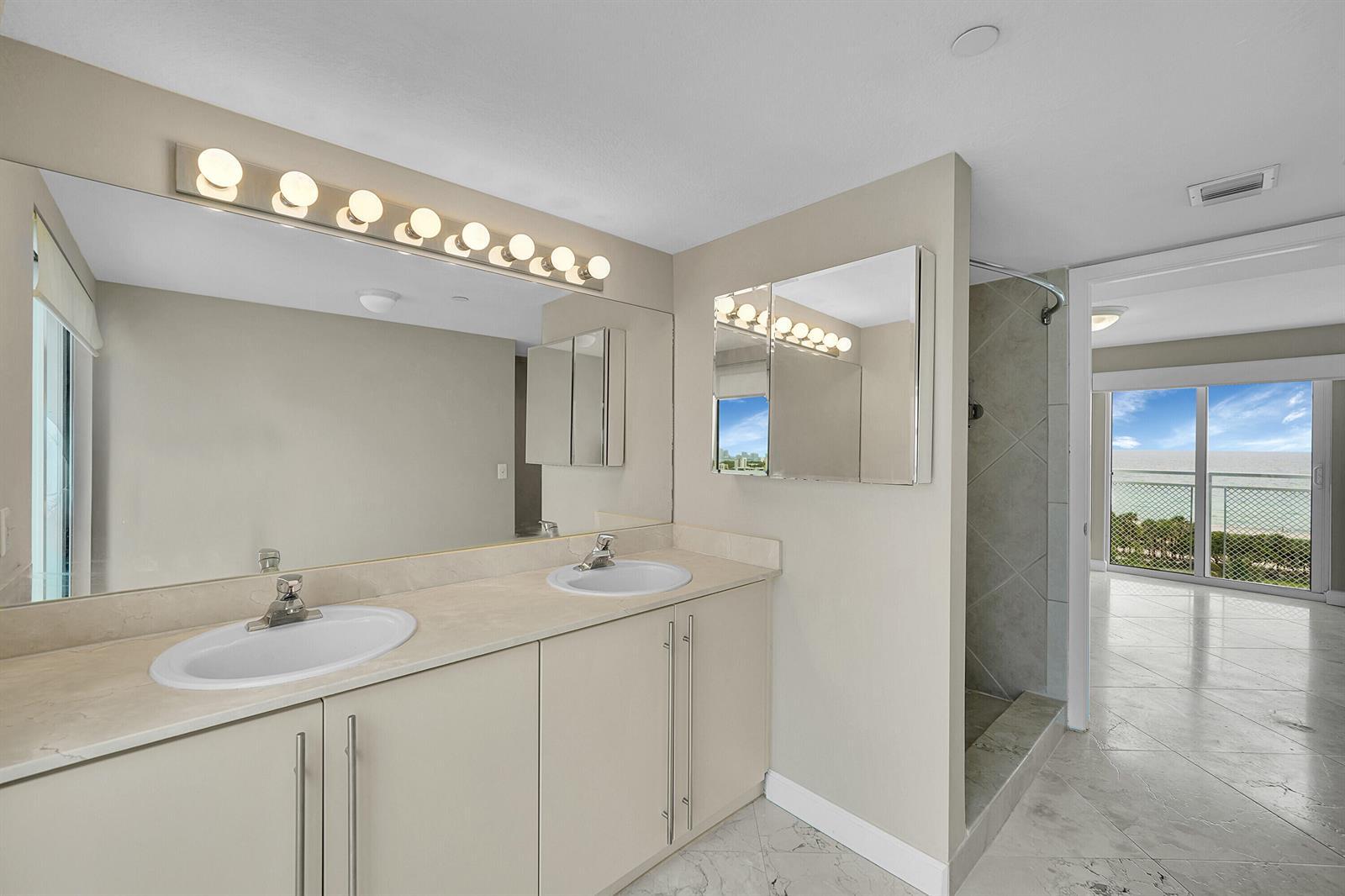 Building Photo - 7600 Collins Ave