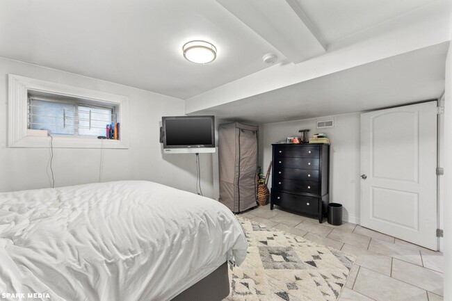 Building Photo - 1621 N McVicker Ave