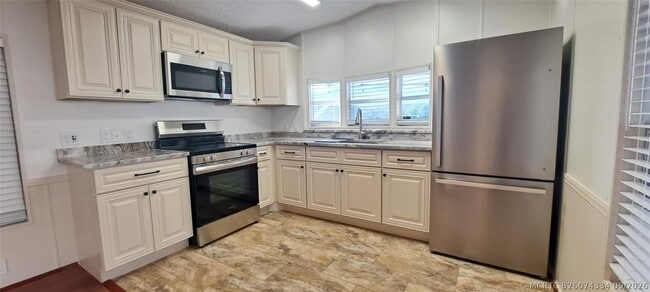 Building Photo - 5362 SE 65th Ave