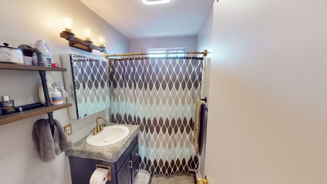 Building Photo - Charming 2-Bedroom Home with Mini Golf Course, Spacious Yard, and Ample Parking