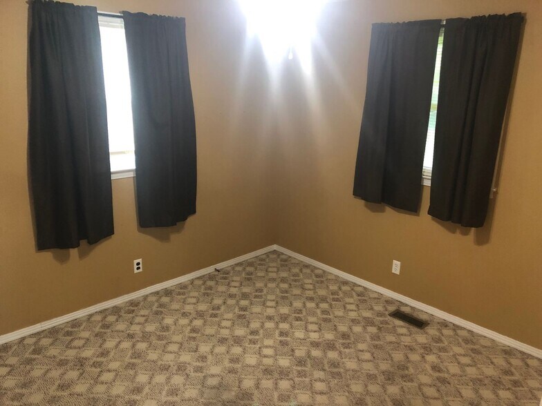 Building Photo - 1305 Raden Dr