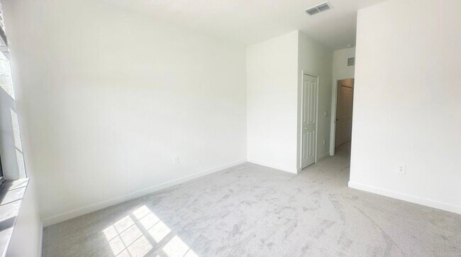Building Photo - 15143 Sunny Day Dr