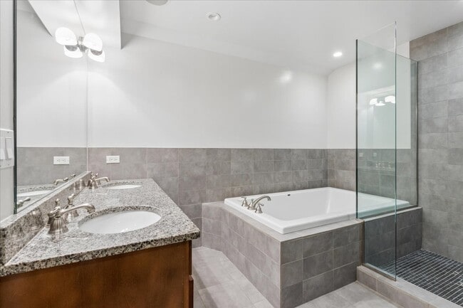 Building Photo - 1140 W Cornelia Ave