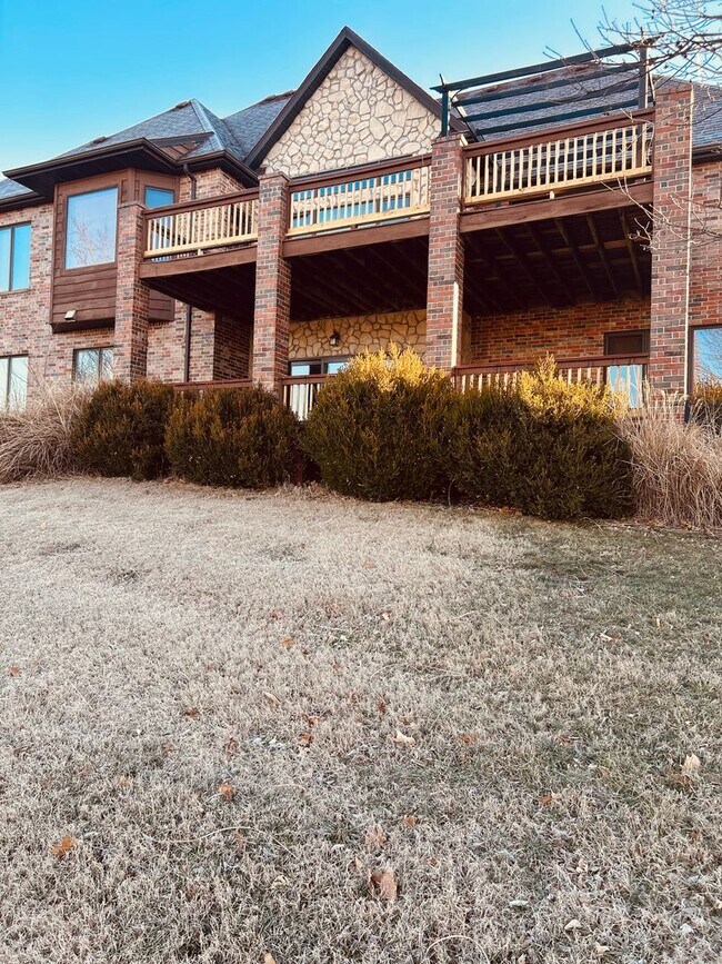 Building Photo - Gorgeous Home Located on Rivercut Golf Cou...