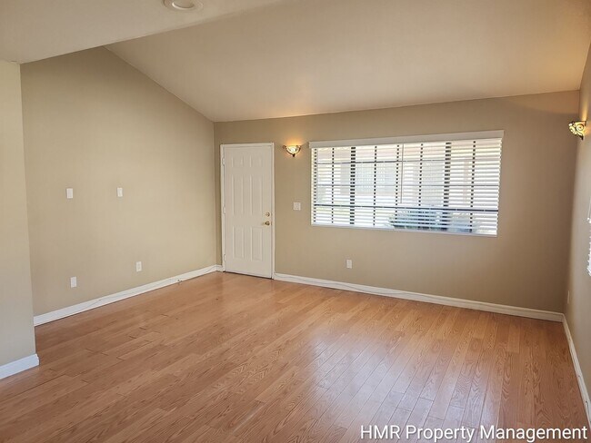 Building Photo - Spacious Town House