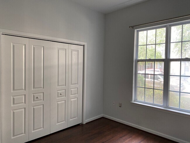 Building Photo - Ghent Condo with Secured Entry and Parking...