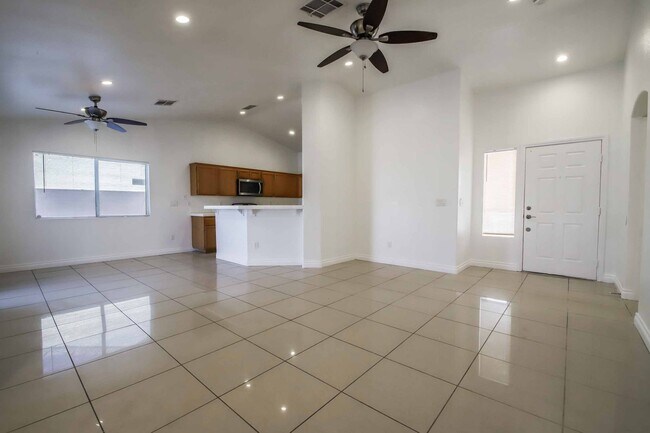 Building Photo - CUTE 3 BEDROOM HOME WITH POOL/SPA!