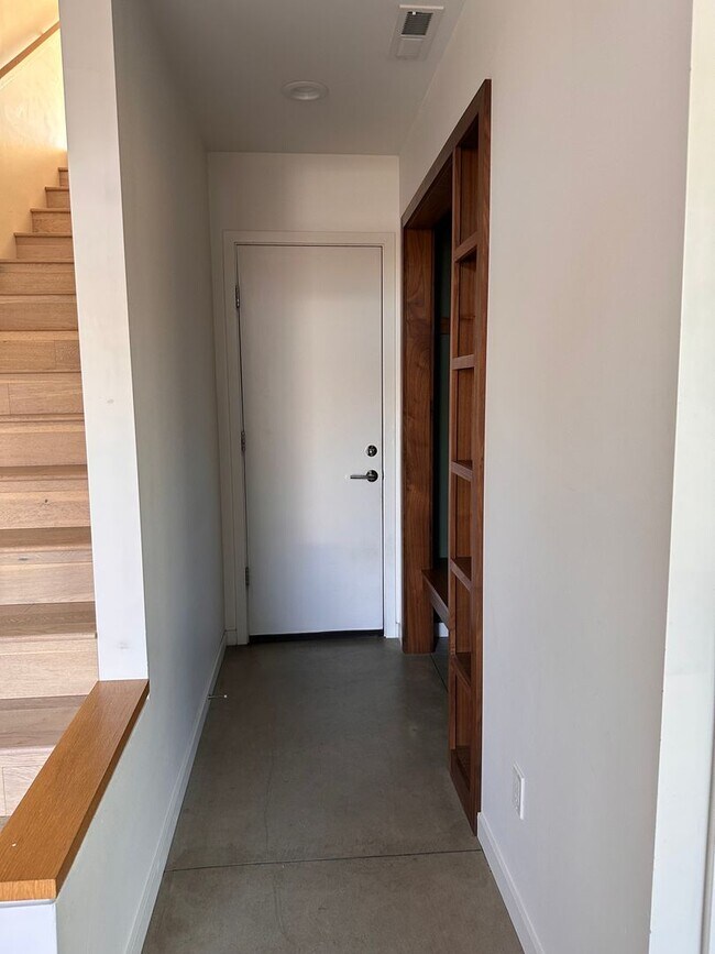 Building Photo - 3 Bedroom 3.5 Bath River Views - Walk to Old Mill