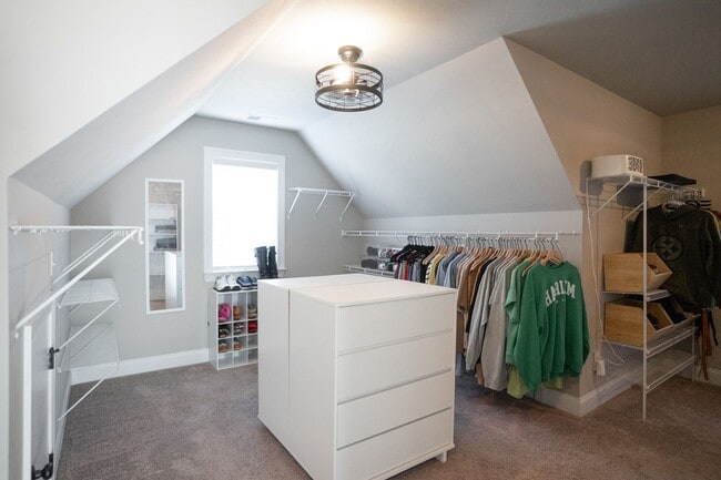 Building Photo - 657 Tree Top Trl