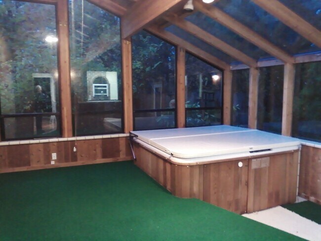 Building Photo - Large Shop Perfect for a home based business, plus 136 feet of waterfront.