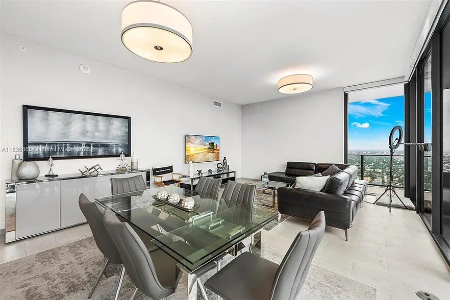 Primary Photo - 1000 Brickell Plz