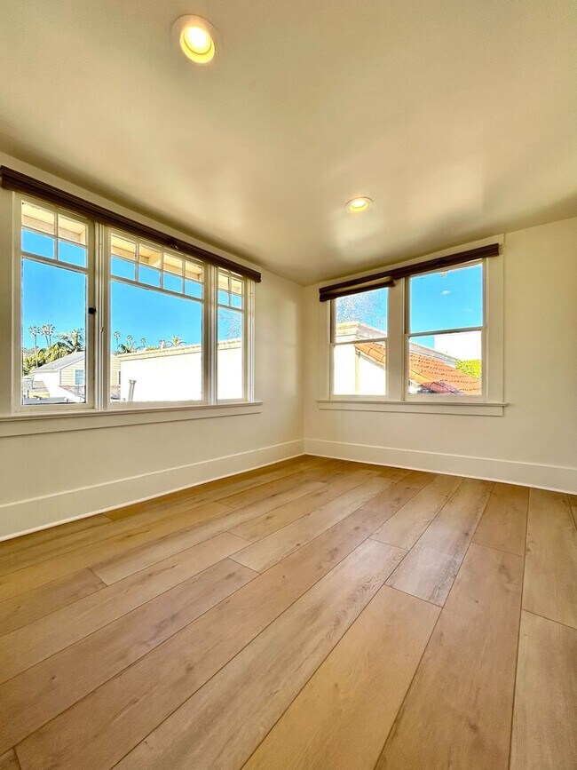 Building Photo - 3 Bed/2 Bath + Office Den - Downtown Santa Barbara