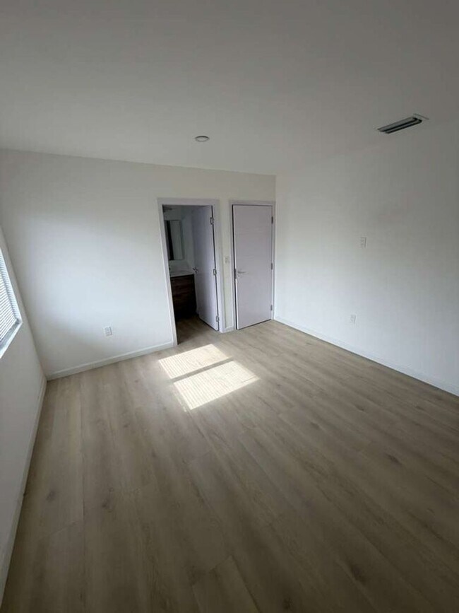 Building Photo - Move-in Ready | 3 Bed / 2.5 Bath Townhome | Sunnyland Park – Florida City