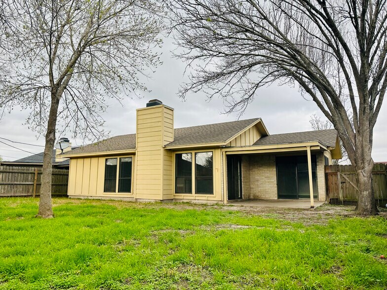 Building Photo - 105 Ivanhoe Dr