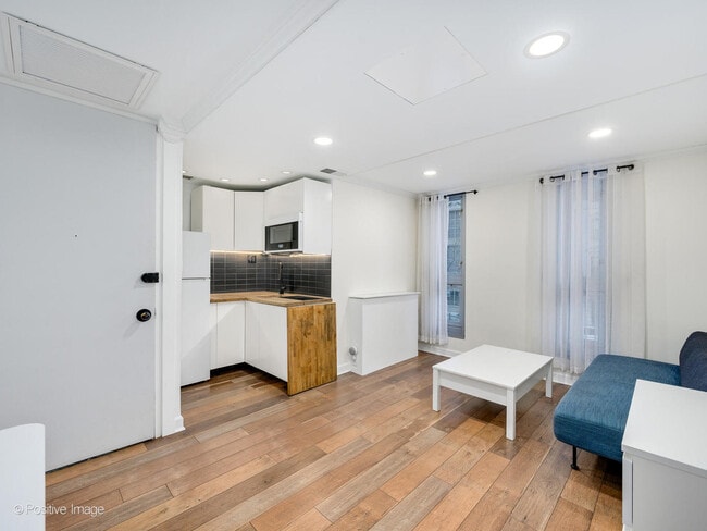 Building Photo - 21 W Goethe St