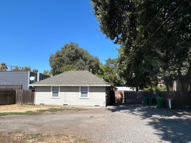 Building Photo - 4 bedroom 2 bath next to Chico State with ...