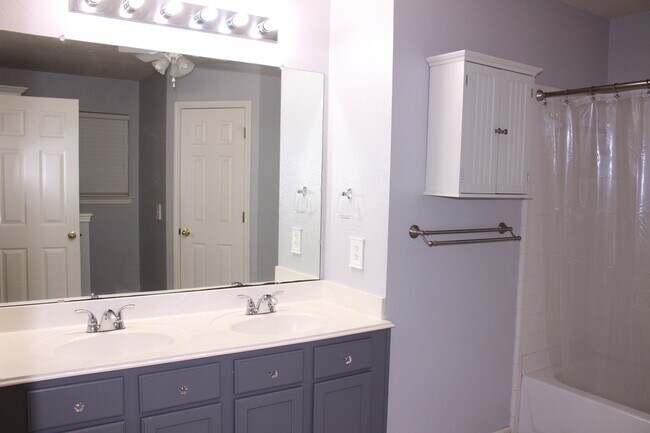 Building Photo - Open Floor Plan - Minutes to the Austin Airport