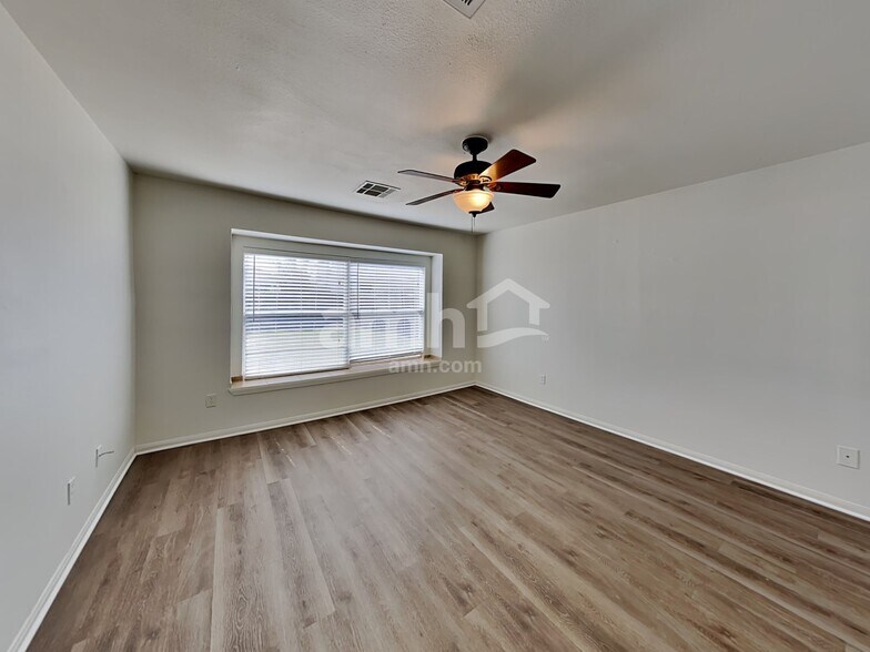 Building Photo - 18439 Sunrise Oaks Ct