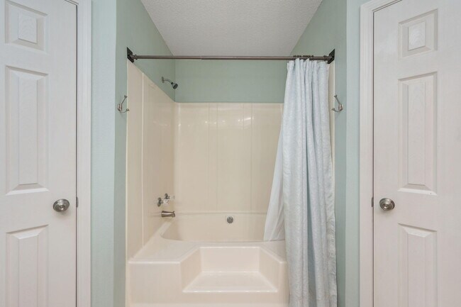 Building Photo - 2702 Beacon Ct