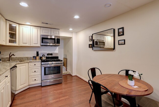 Building Photo - Charming 2BD/1BA - Upper Fells Point Townhome