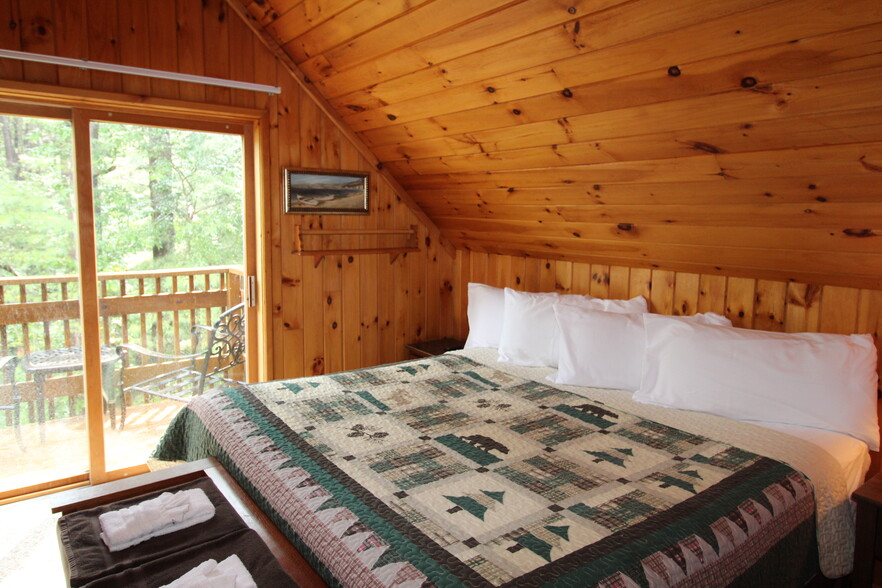 King bedroom with balcony overlooking the lake - 133 Cliffside Cir