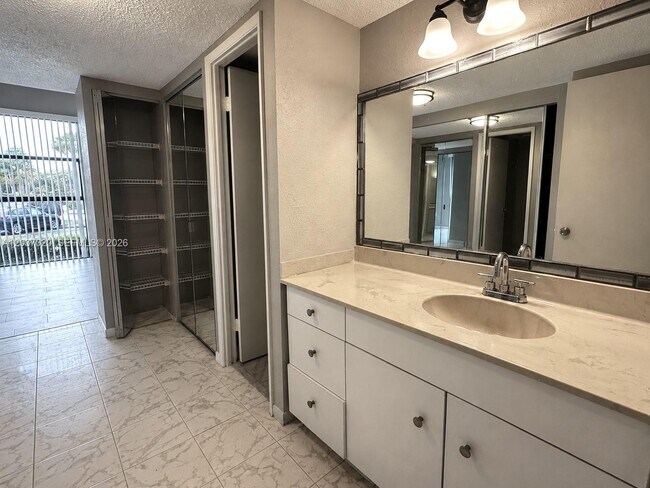 Building Photo - 20505 E Country Club Dr