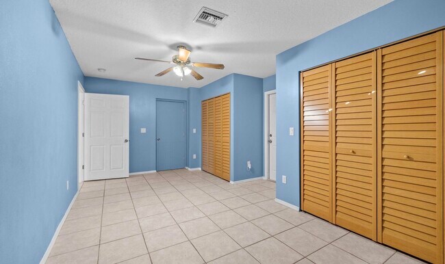 Building Photo - 141 NE Naranja Ave