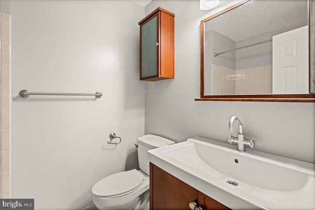 Building Photo - 60 Hampshire Dr