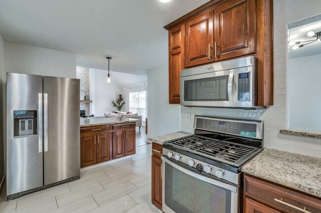 Building Photo - 825 Clearlake Dr