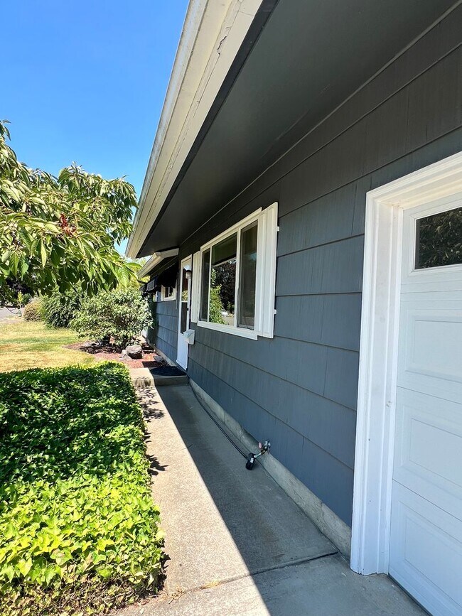 Building Photo - 3 Bedroom, 1 bath House in NW Corvallis of off Circle Blvd