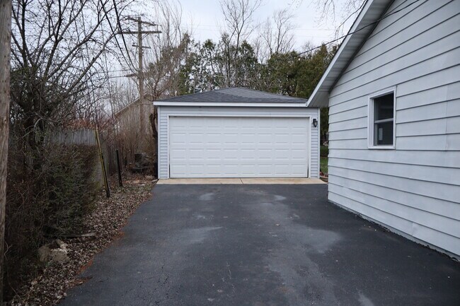 Building Photo - 202 E Streamwood Blvd