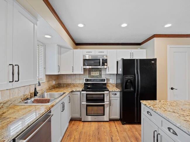 Building Photo - Spacious 5-Bedroom Home for Rent in Sandy, UT