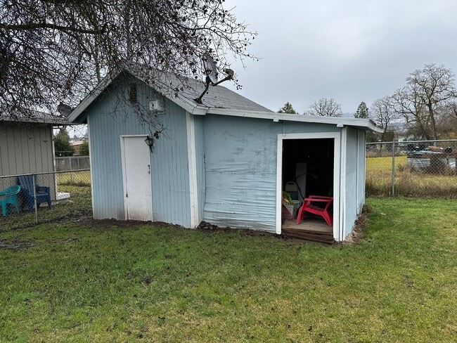 Building Photo - APPLICATION PENDING - 3 Bedroom, 1 Bath Ho...